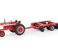 1/64 Case IH Farmall 460 with Disk